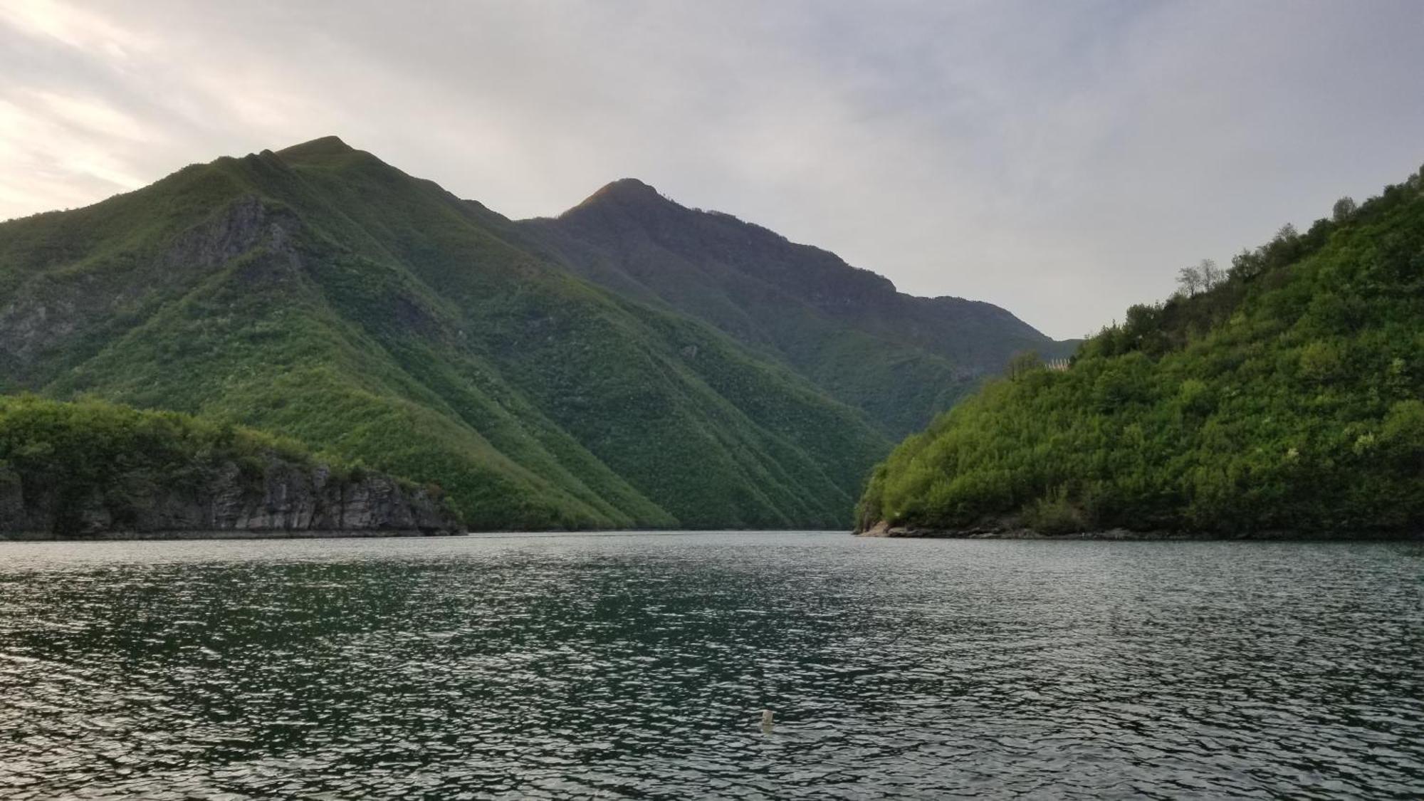 Twin Villas Komani Lake Bagian luar foto